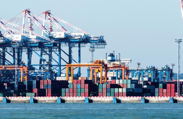 在未來的發(fā)展中，美國(guó)的貨運(yùn)代理行業(yè)將繼續(xù)保持穩(wěn)健的增長(zhǎng)態(tài)勢(shì)