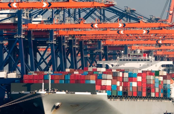 隨著全球化的深入發(fā)展，國際物流將繼續(xù)促進(jìn)經(jīng)濟(jì)繁榮