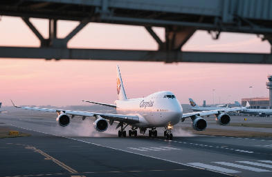 國(guó)際物流：海運(yùn) / 空運(yùn) / 陸運(yùn)全鏈路，全球門(mén)到門(mén)直達(dá)